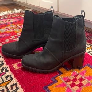 UGG HAZEL Chunky Heel Suede Chelsea Ankle  Size 9